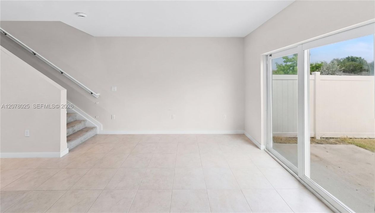 For Sale: $340,000 (3 beds, 3 baths, 1425 Square Feet)