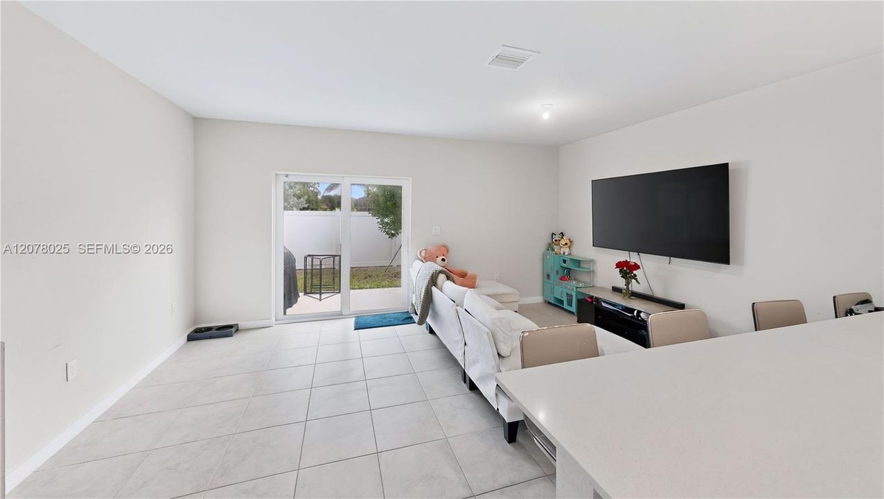 For Sale: $340,000 (3 beds, 3 baths, 1425 Square Feet)