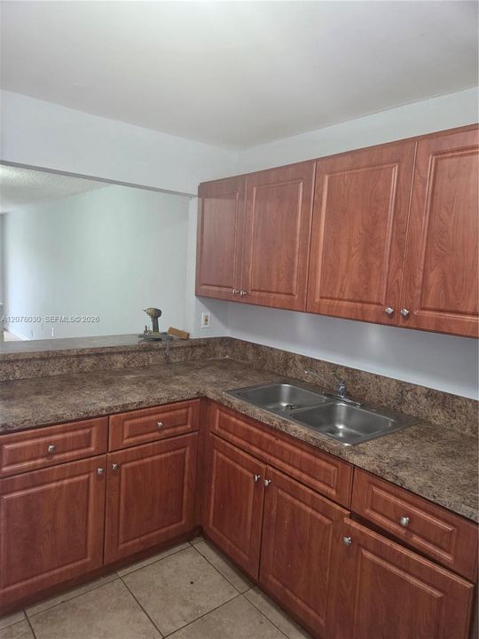 For Rent: $2,000 (2 beds, 2 baths, 931 Square Feet)