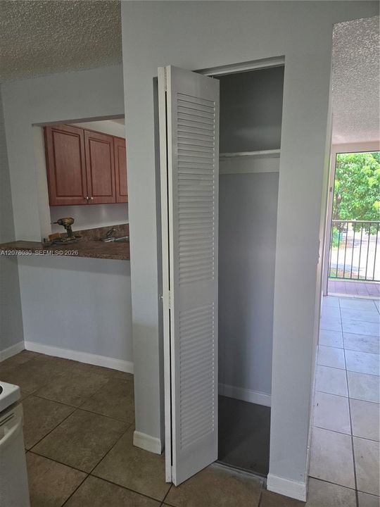 For Rent: $2,000 (2 beds, 2 baths, 931 Square Feet)