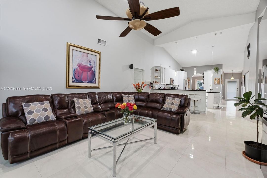 En Venta: $687,000 (3 camas, 2 baños, 1905 Pies cuadrados)