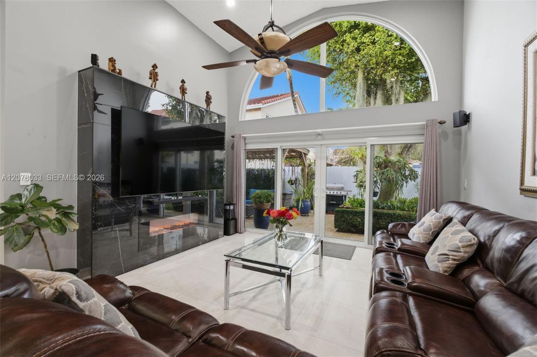 En Venta: $687,000 (3 camas, 2 baños, 1905 Pies cuadrados)