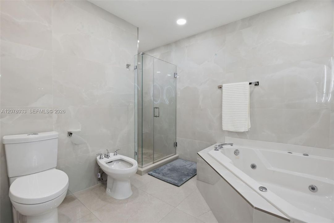 En Venta: $687,000 (3 camas, 2 baños, 1905 Pies cuadrados)