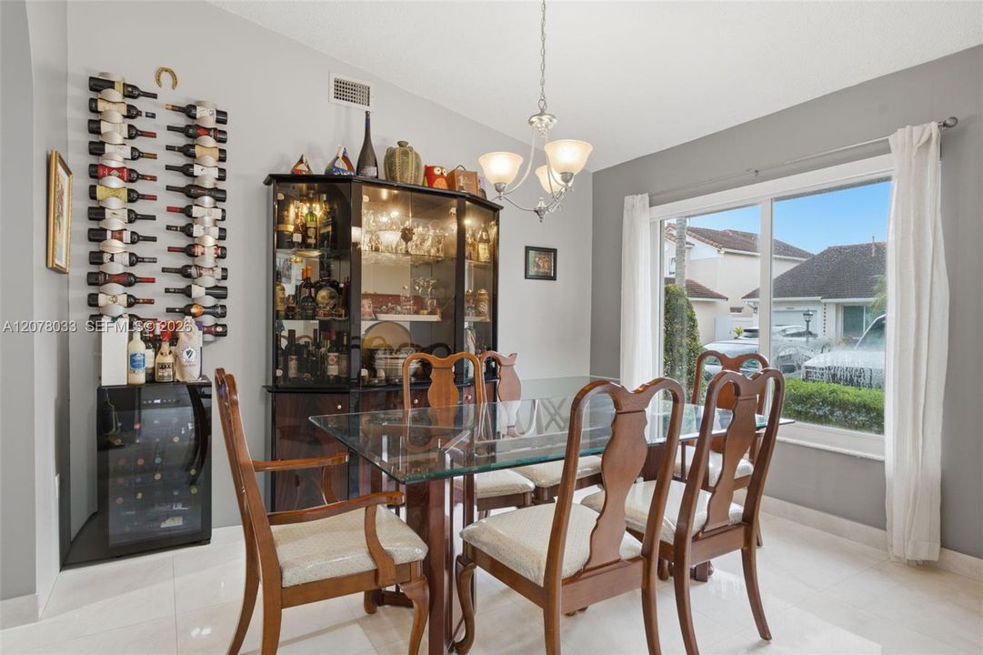 En Venta: $687,000 (3 camas, 2 baños, 1905 Pies cuadrados)