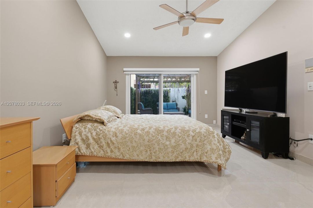 En Venta: $687,000 (3 camas, 2 baños, 1905 Pies cuadrados)