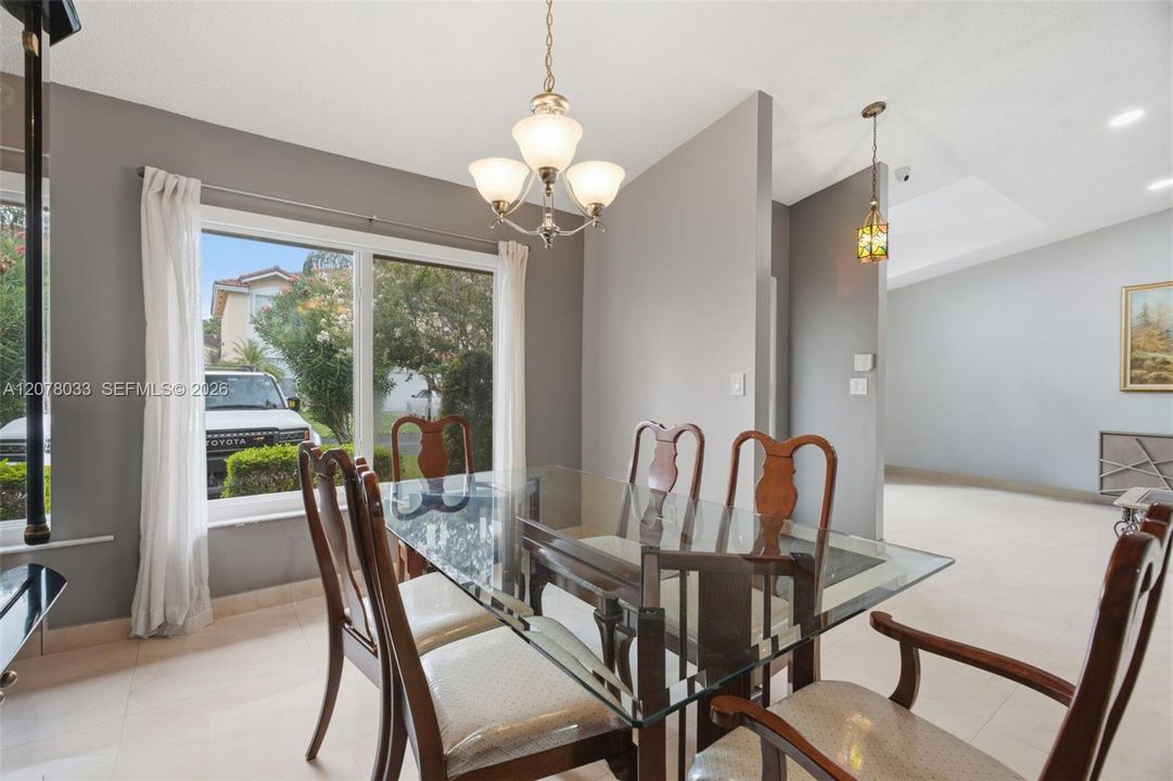 En Venta: $687,000 (3 camas, 2 baños, 1905 Pies cuadrados)