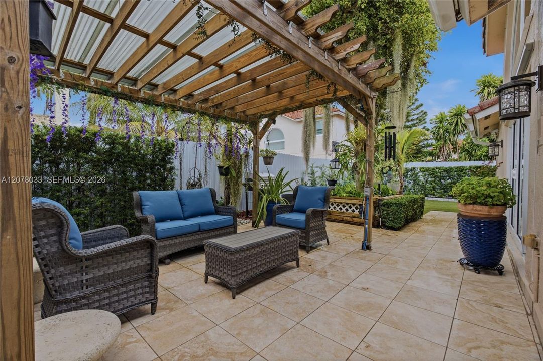En Venta: $687,000 (3 camas, 2 baños, 1905 Pies cuadrados)
