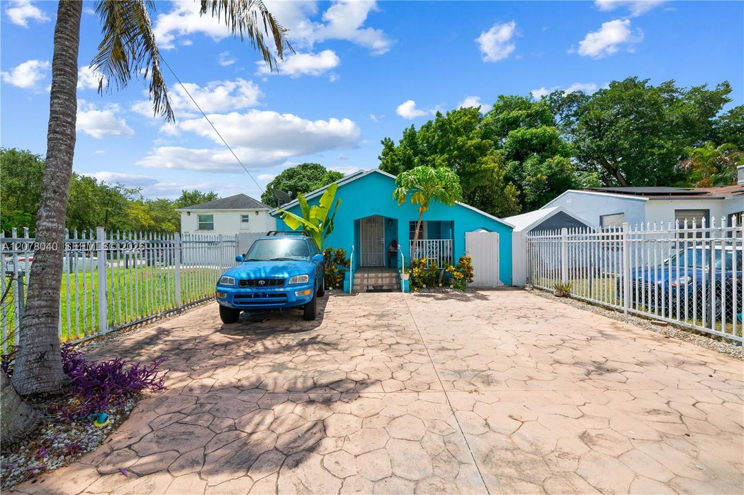 En Venta: $400,000 (2 camas, 1 baños, 833 Pies cuadrados)