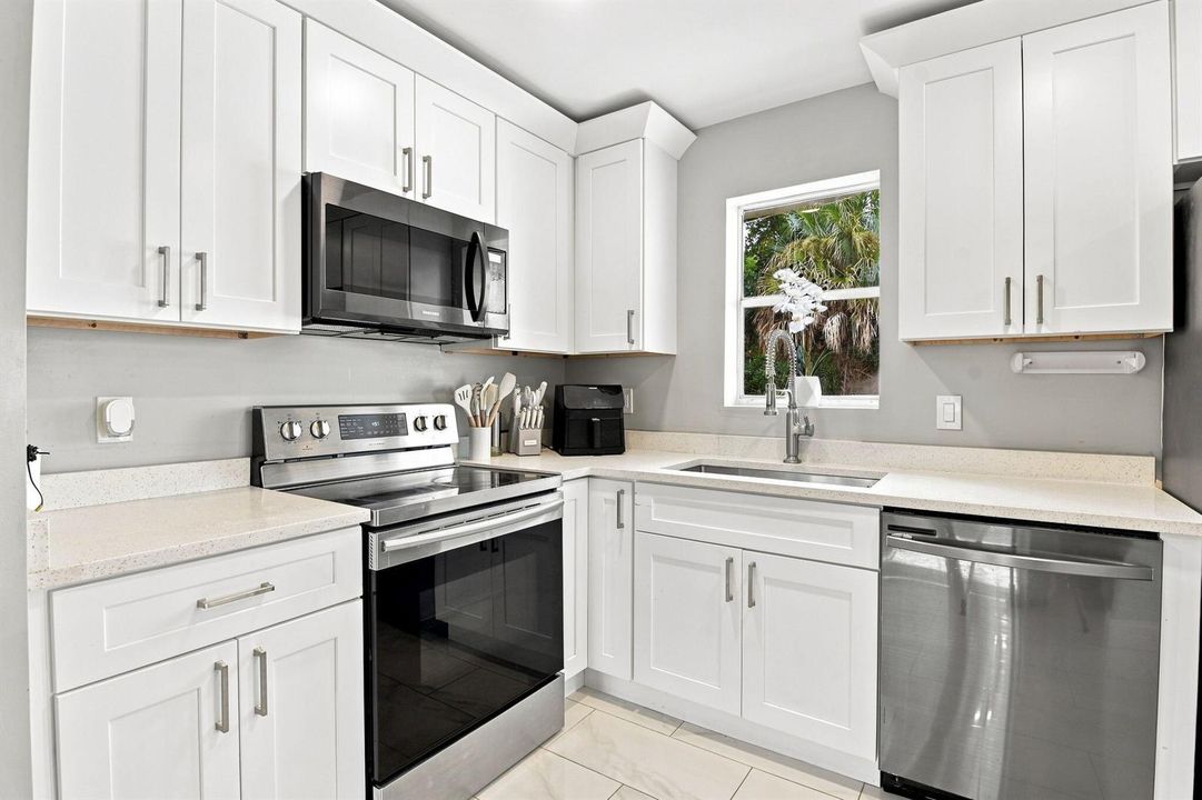 11-web-or-mls-1217%20W%2032nd%20St%20%28