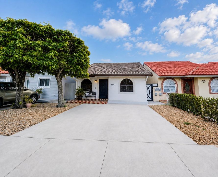 For Sale: $550,000 (3 beds, 2 baths, 1574 Square Feet)