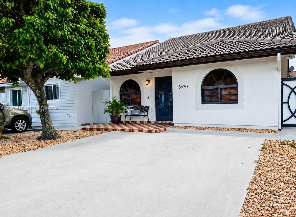 For Sale: $550,000 (3 beds, 2 baths, 1574 Square Feet)