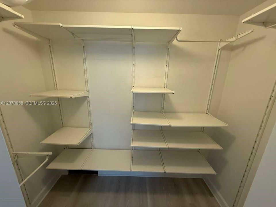 For Sale: $255,000 (1 beds, 1 baths, 1035 Square Feet)
