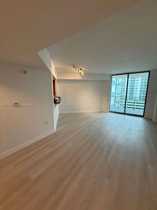 For Sale: $255,000 (1 beds, 1 baths, 1035 Square Feet)