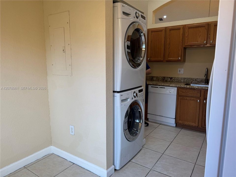 For Rent: $3,150 (3 beds, 2 baths, 1234 Square Feet)