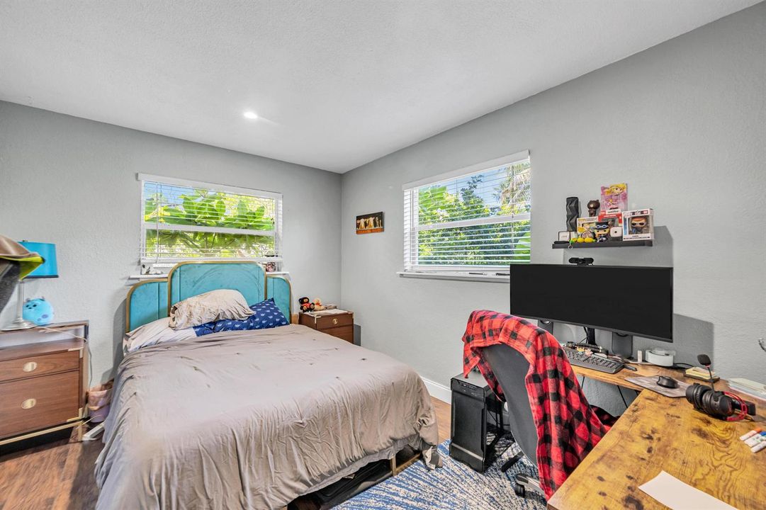 811 NE 14TH PL #10-13