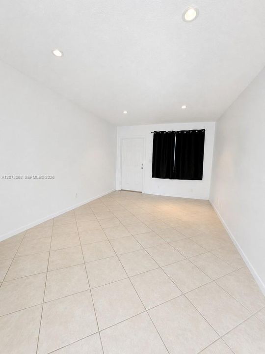 For Rent: $1,700 (1 beds, 1 baths, 2887 Square Feet)