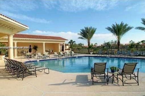 For Rent: $1,825 (2 beds, 2 baths, 904 Square Feet)