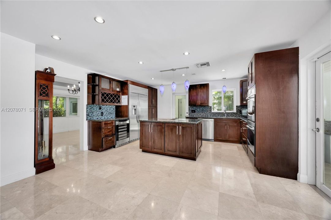 For Rent: $23,500 (5 beds, 5 baths, 4336 Square Feet)