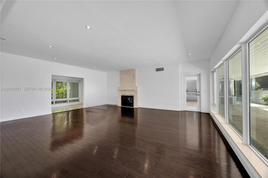 For Rent: $23,500 (5 beds, 5 baths, 4336 Square Feet)