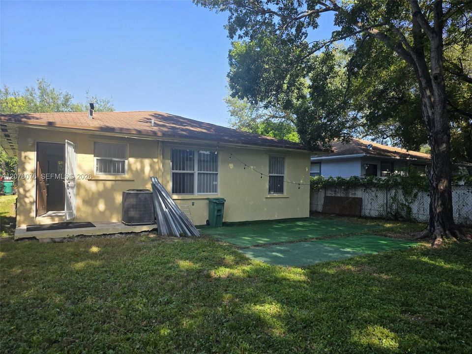For Rent: $3,000 (3 beds, 2 baths, 1400 Square Feet)