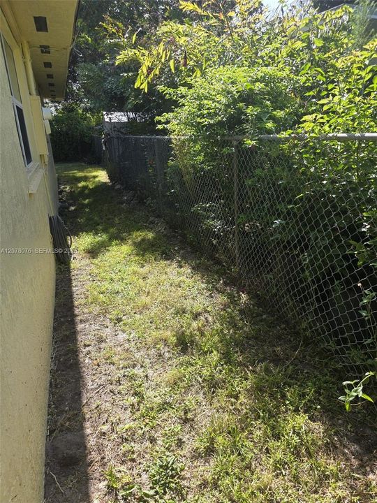 For Rent: $3,000 (3 beds, 2 baths, 1400 Square Feet)