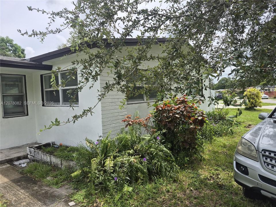 For Rent: $3,500 (3 beds, 1 baths, 1175 Square Feet)