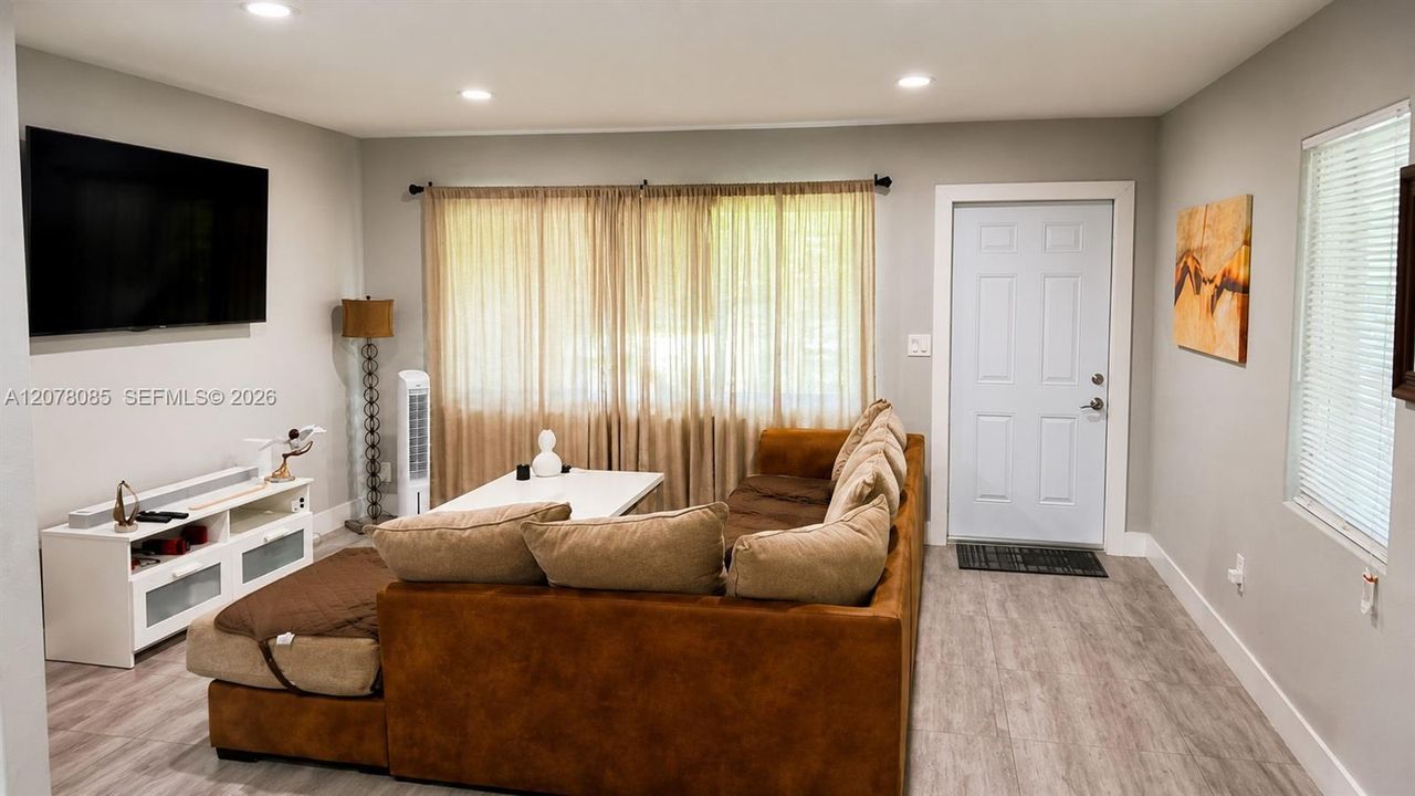 For Rent: $2,500 (2 beds, 1 baths, 768 Square Feet)