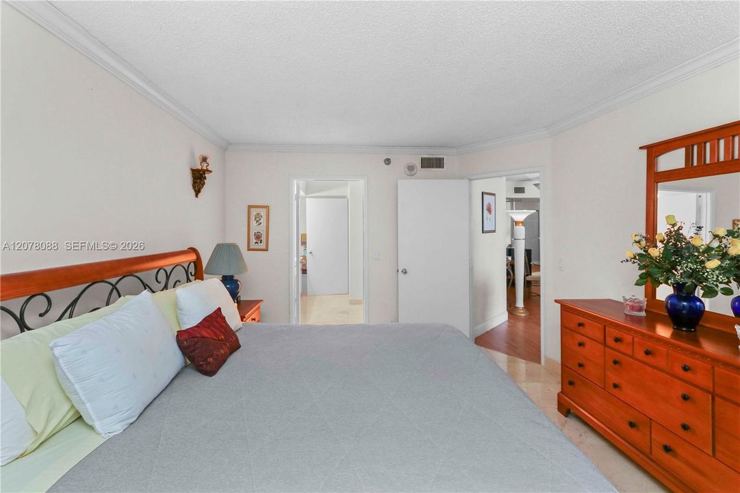 For Sale: $427,000 (2 beds, 2 baths, 1181 Square Feet)