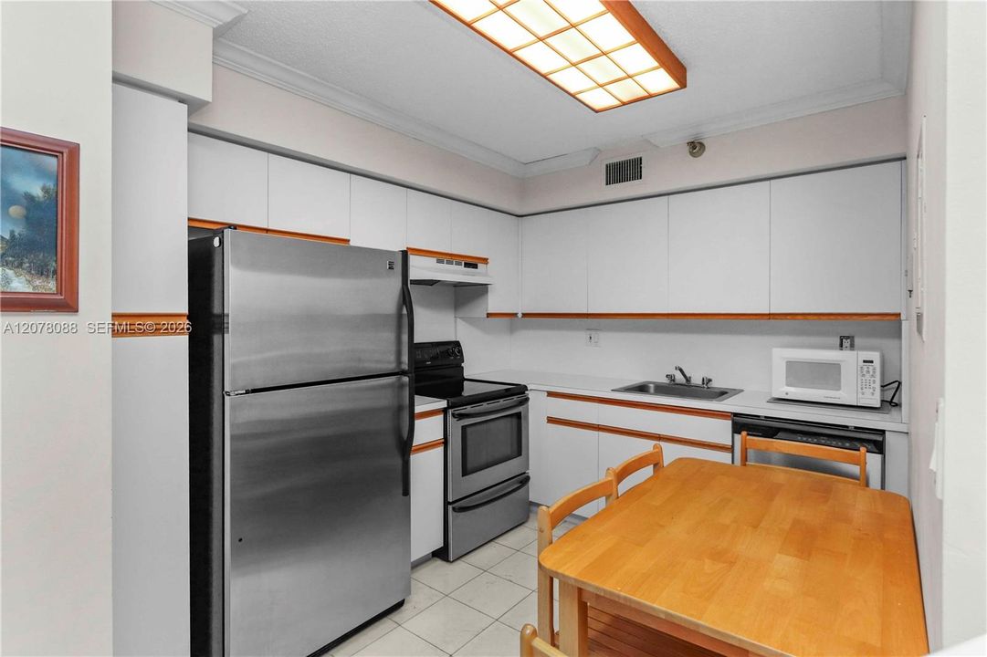 For Sale: $427,000 (2 beds, 2 baths, 1181 Square Feet)