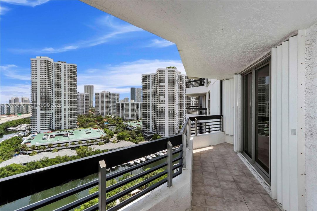 For Sale: $427,000 (2 beds, 2 baths, 1181 Square Feet)