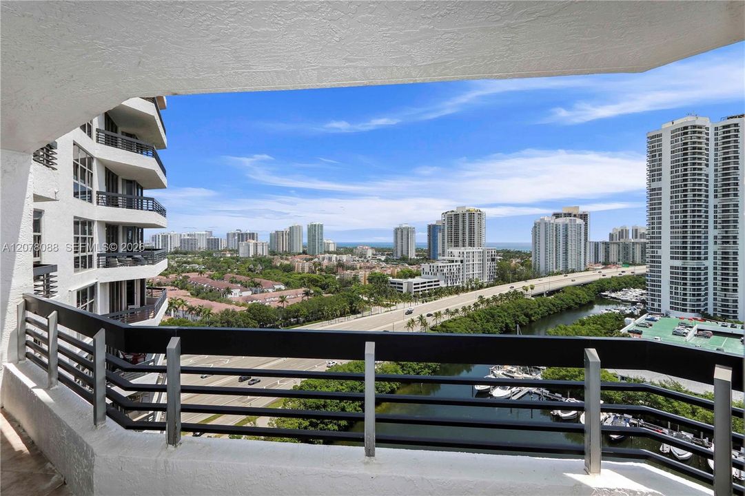 For Sale: $427,000 (2 beds, 2 baths, 1181 Square Feet)