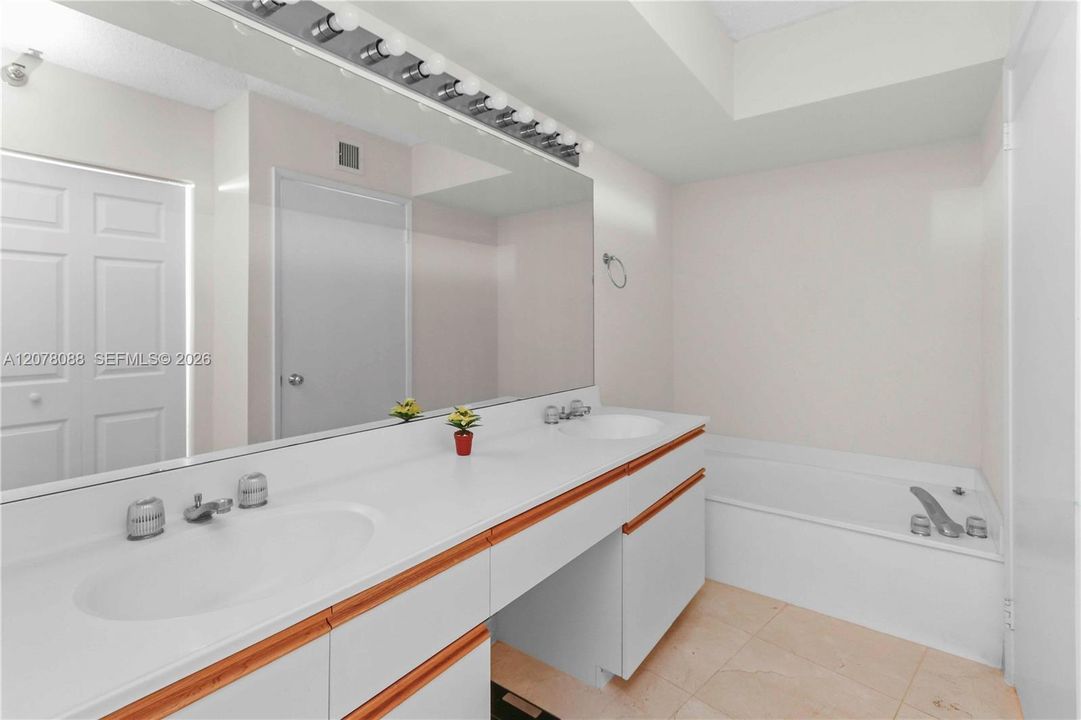 For Sale: $427,000 (2 beds, 2 baths, 1181 Square Feet)