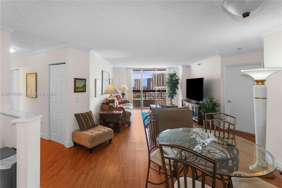 For Sale: $427,000 (2 beds, 2 baths, 1181 Square Feet)