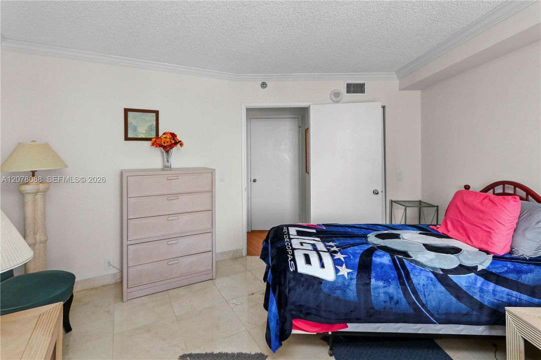 For Sale: $427,000 (2 beds, 2 baths, 1181 Square Feet)