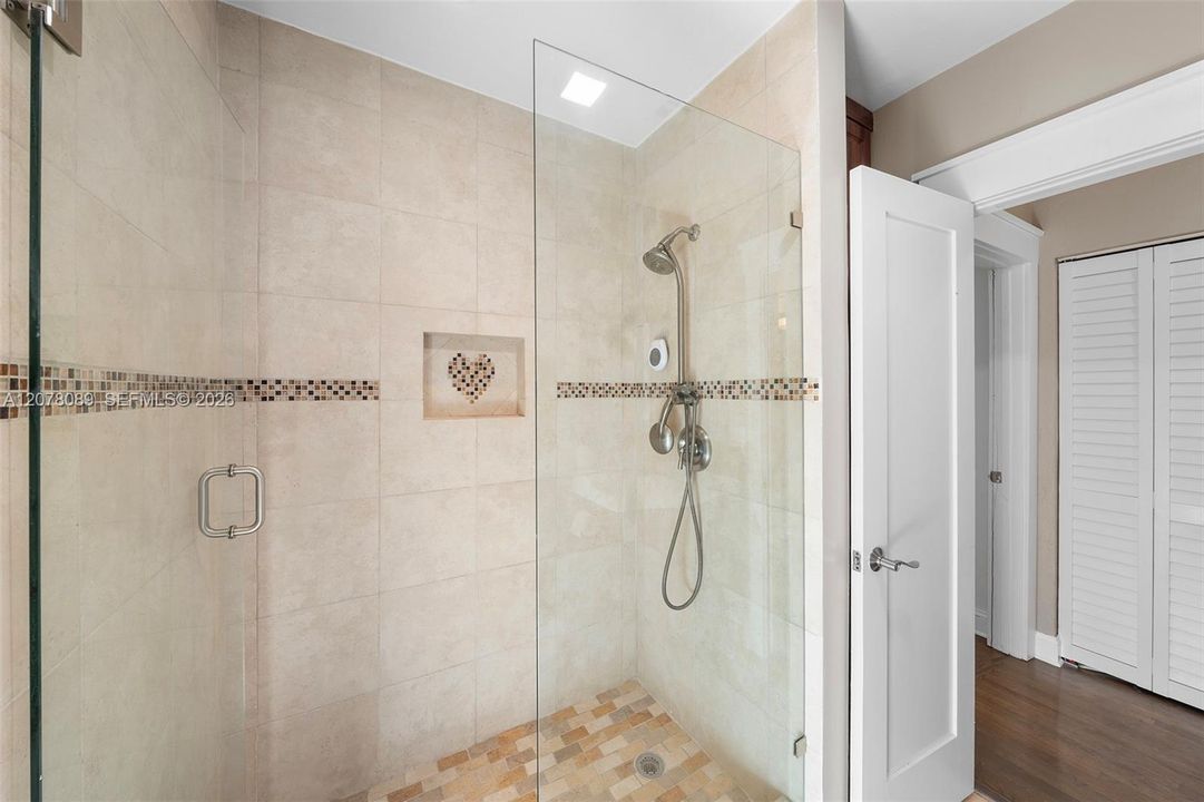 Large shower 2nd Bathroom
