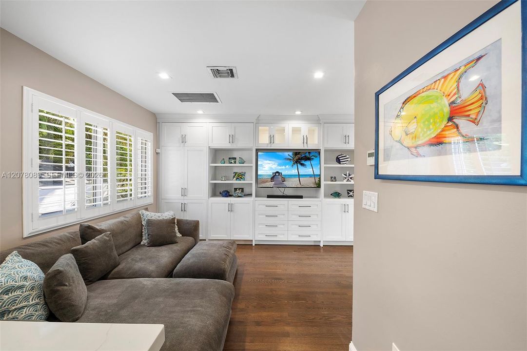 For Rent: $8,500 (3 beds, 2 baths, 2057 Square Feet)