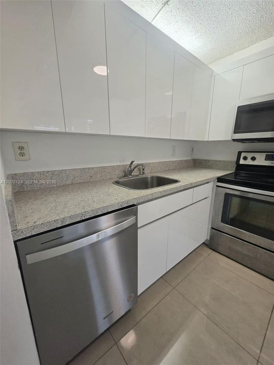 For Rent: $2,150 (2 beds, 2 baths, 985 Square Feet)