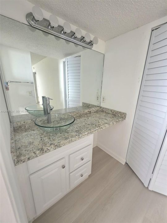 For Rent: $2,150 (2 beds, 2 baths, 985 Square Feet)