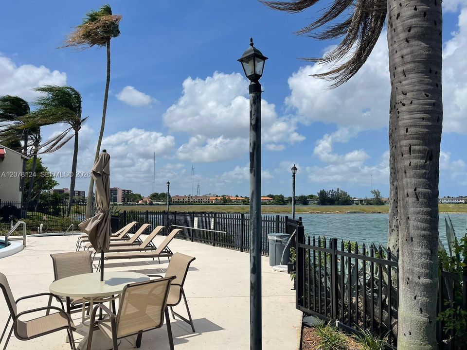 For Rent: $2,150 (2 beds, 2 baths, 985 Square Feet)