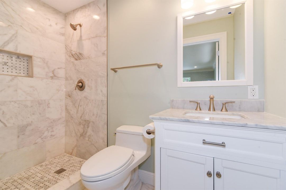 08 Master Bathroom