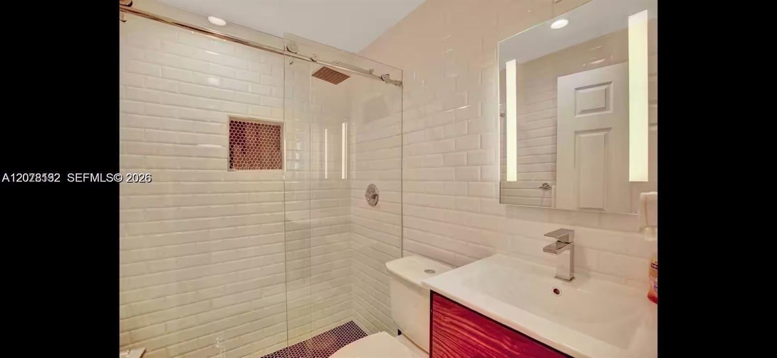 For Rent: $2,300 (2 beds, 1 baths, 700 Square Feet)