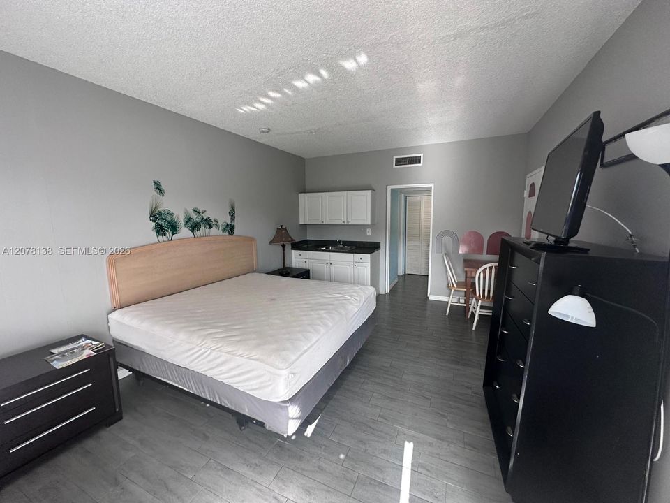 For Sale: $220,000 (0 beds, 1 baths, 320 Square Feet)