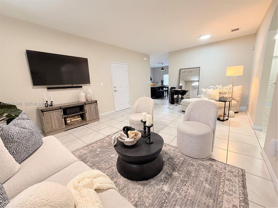 For Rent: $3,350 (4 beds, 2 baths, 1614 Square Feet)