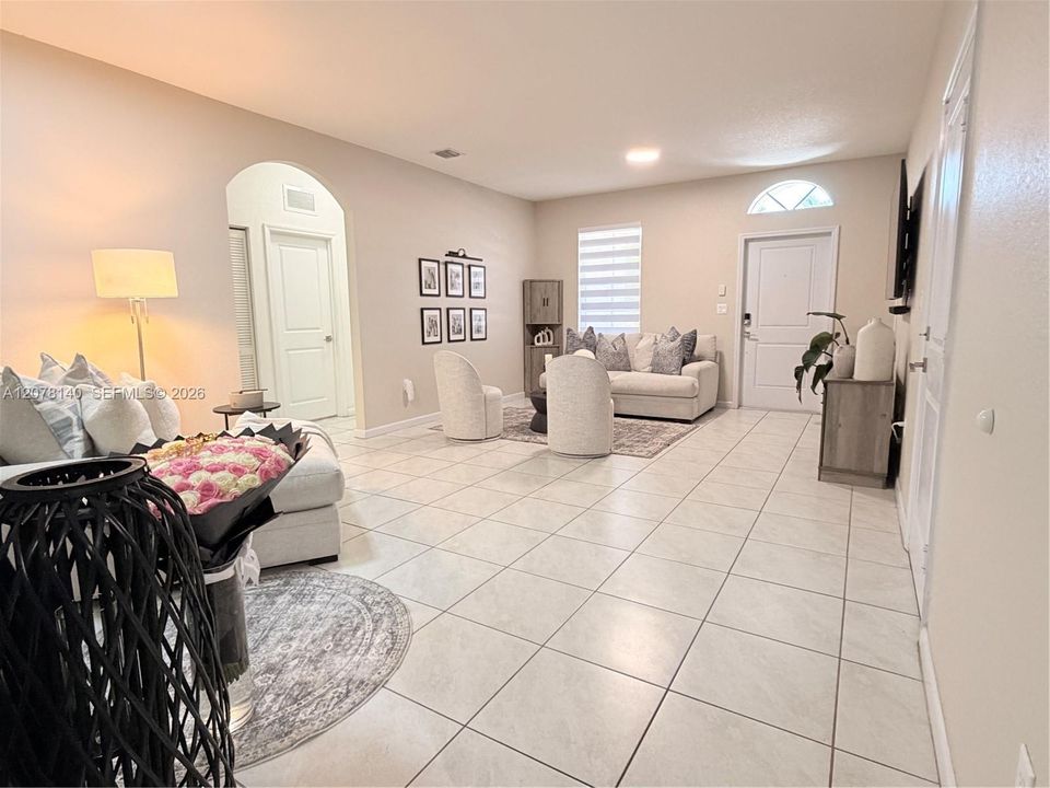 For Rent: $3,350 (4 beds, 2 baths, 1614 Square Feet)