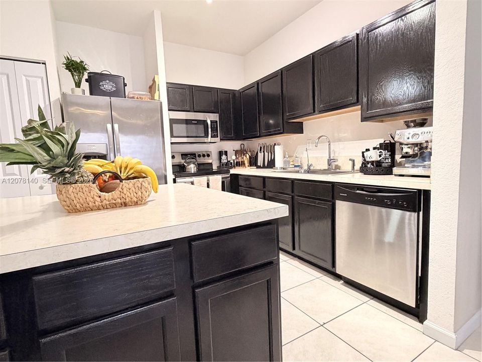 For Rent: $3,350 (4 beds, 2 baths, 1614 Square Feet)