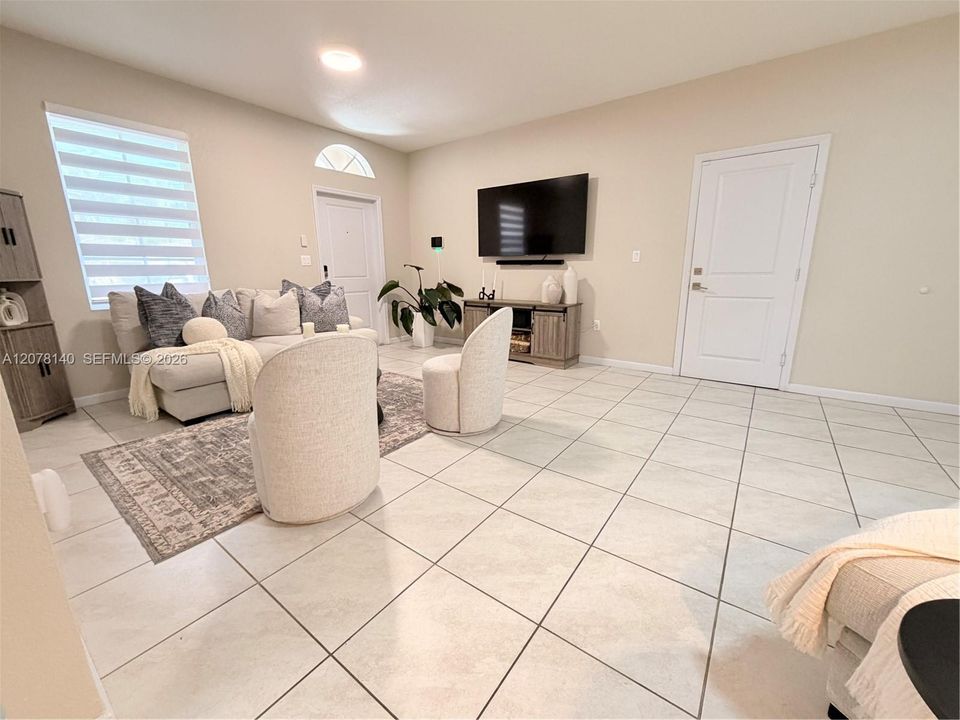 For Rent: $3,350 (4 beds, 2 baths, 1614 Square Feet)