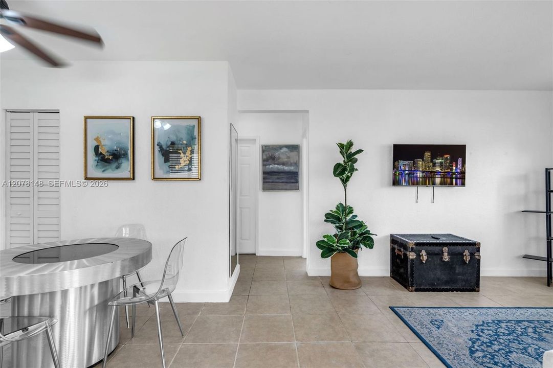For Rent: $2,000 (2 beds, 2 baths, 1809 Square Feet)