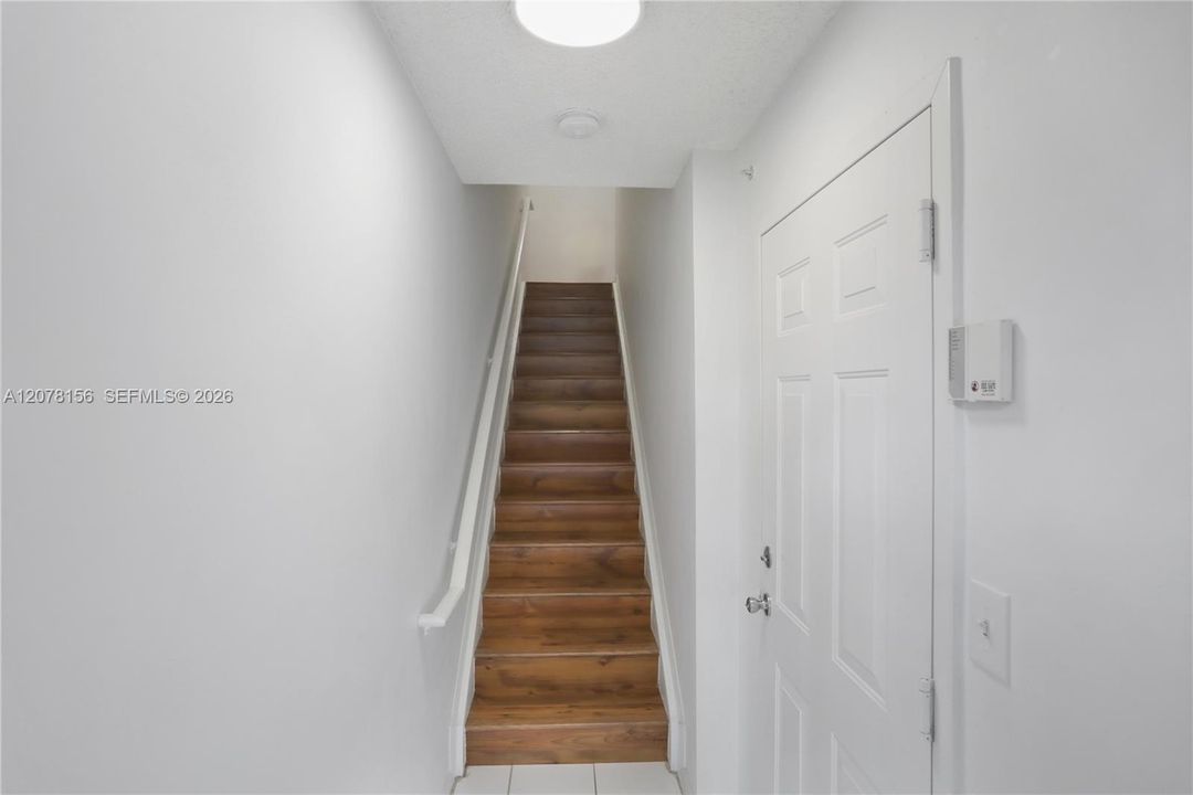 For Sale: $318,000 (1 beds, 1 baths, 859 Square Feet)