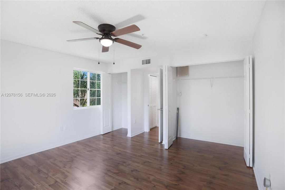 For Sale: $318,000 (1 beds, 1 baths, 859 Square Feet)