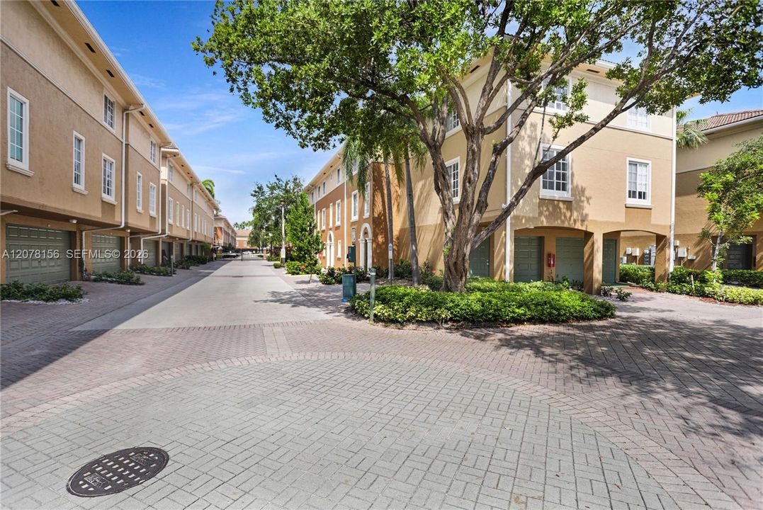 For Sale: $318,000 (1 beds, 1 baths, 859 Square Feet)